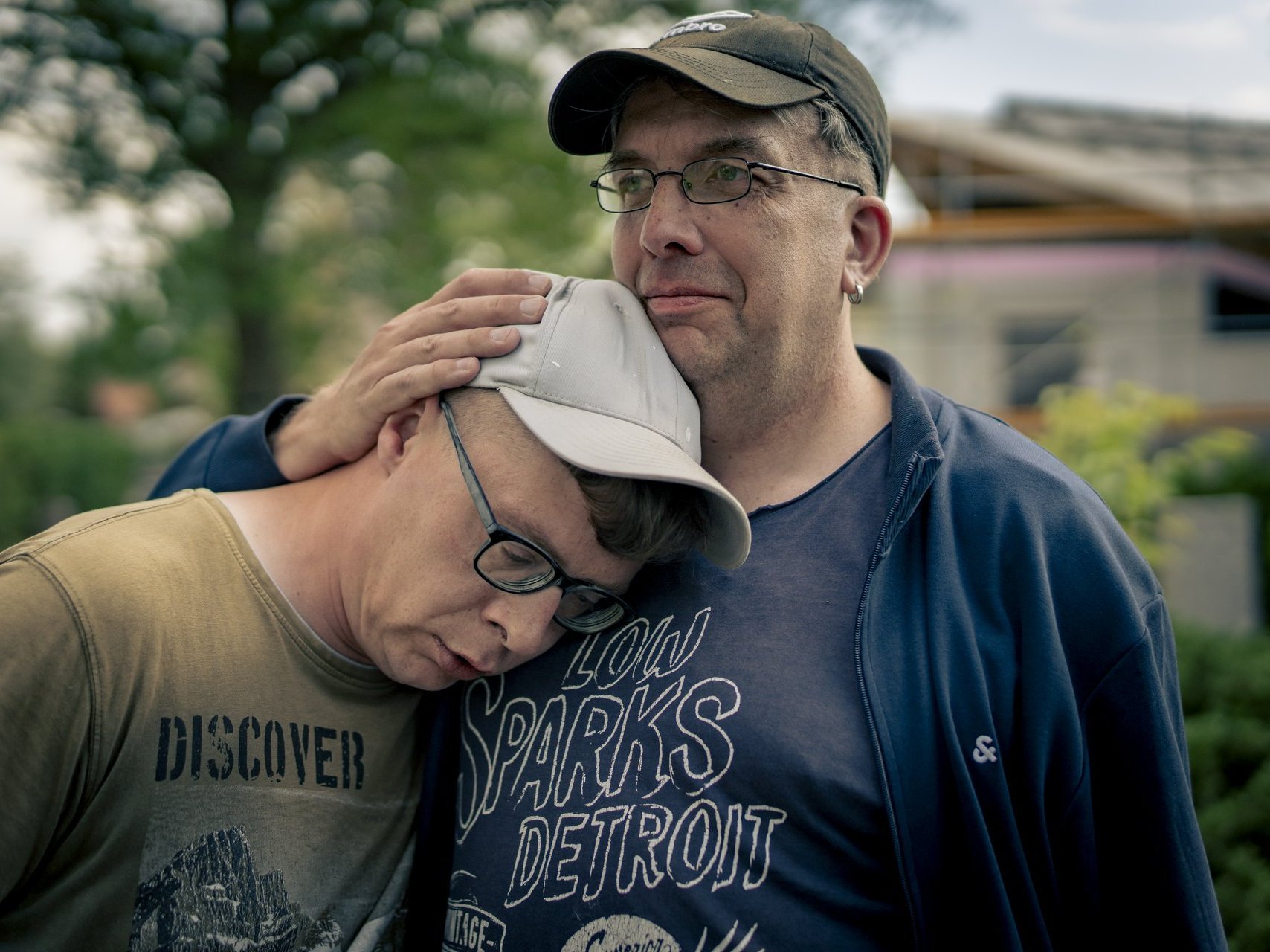 Eine Person die den Kopf auf eine andere Person legt.