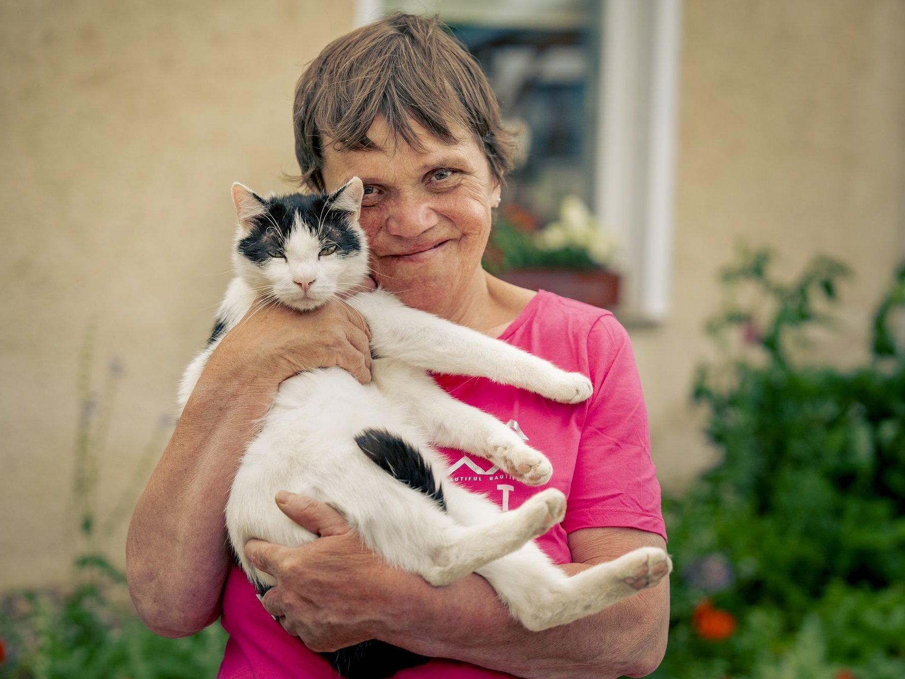 Suchtkranke Frau kuschelt mit einer Katze