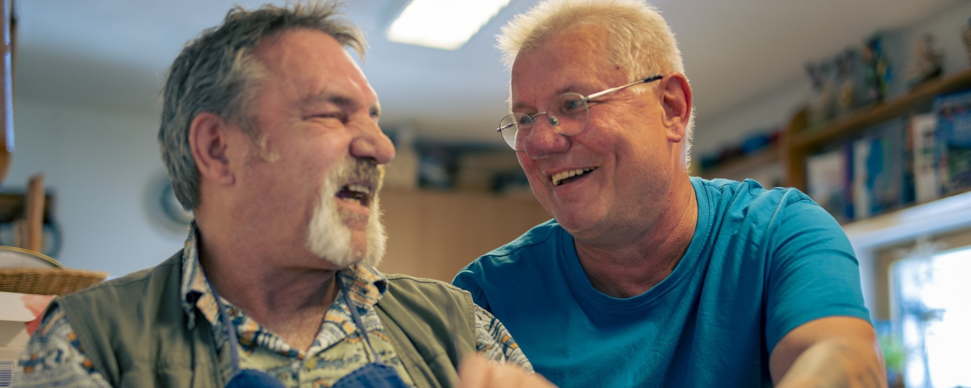 Zwei Personen die miteinander lachen. 