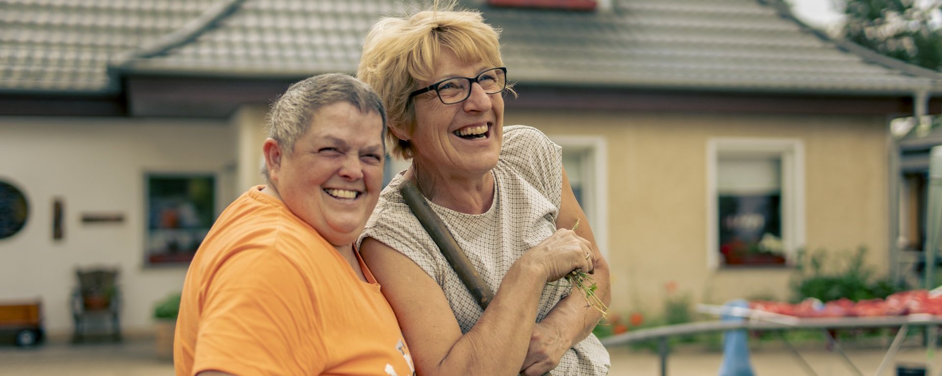 Zwei Personen die miteinander lachen. 